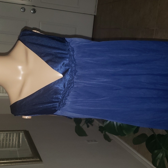 Vanity Fair m negligee vneck lace trim anti-static anti-cling soft flowy - Picture 2 of 5